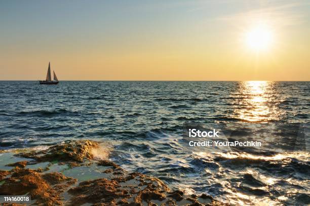 Boot Bei Sonnenuntergang Stockfoto und mehr Bilder von Abenddämmerung - Abenddämmerung, Am Rand, Brandung