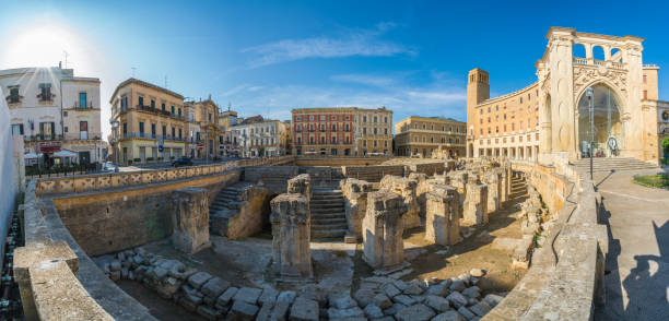ruinen des römischen amphitheaters - baroque style lecce italy puglia stock-fotos und bilder