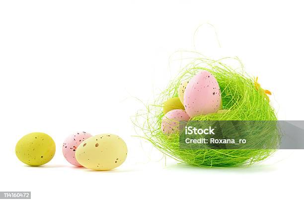 Ninho De Páscoa Com Ovos Decorativos - Fotografias de stock e mais imagens de Amarelo - Amarelo, Artigo de Decoração, Branco