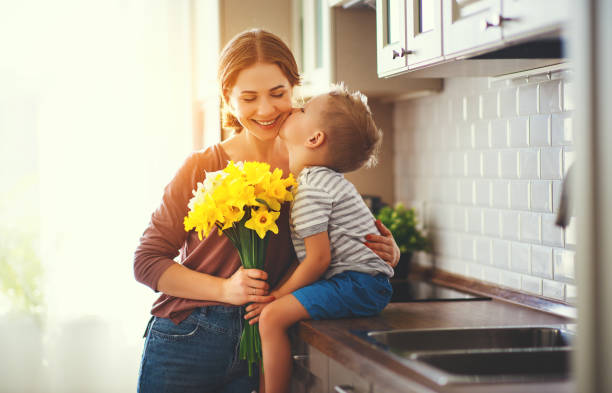 buona festa della mamma! figlio dà fiori per madre in vacanza - mother enjoyment built structure human head foto e immagini stock