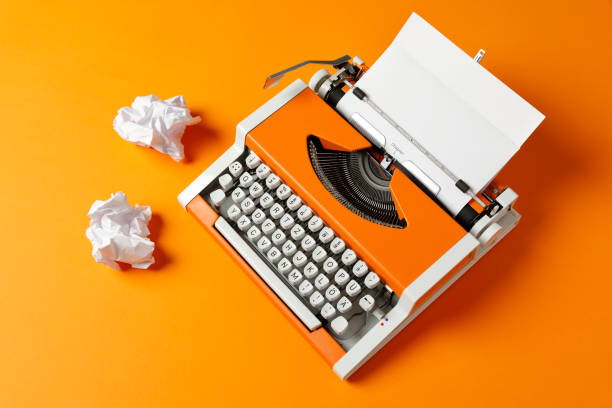 orange 70s typewriter with blank page - paper crumpled letter ideas imagens e fotografias de stock