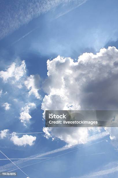 Glückliche Kleine Wolke Stockfoto und mehr Bilder von Beleuchtet - Beleuchtet, Blau, Einzellinie