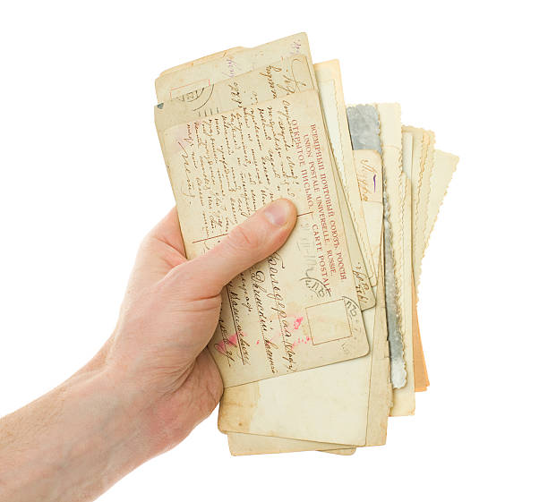 de la mano con vieja escritura postal - 1920s style postcard old paper fotografías e imágenes de stock