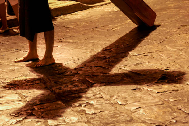 une scène suggestive du chemin de croix lors des célébrations de pâques dans le centre d’oaxaca au mexique - stations of the cross photos et images de collection