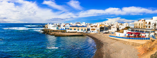 pittoresque village traditionnel coloré el cotillo avec une grande plage. fuerteventura. canaries - cotillo fuerteventura spain tourism photos et images de collection