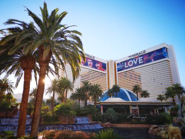 Night view of Mirage hotel and casino, Las Vegas Blvd, NV Las Vegas, USA - October 17, 2018: panoramica View of The Mirage Hotel Resort and Casino along the Vegas Strip at sunset cirque de soleil stock pictures, royalty-free photos & images
