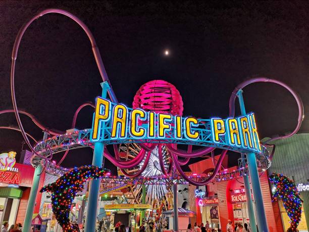pacific park entrance, santa monica pier, california. usa - santa monica pier santa monica beach night amusement park imagens e fotografias de stock