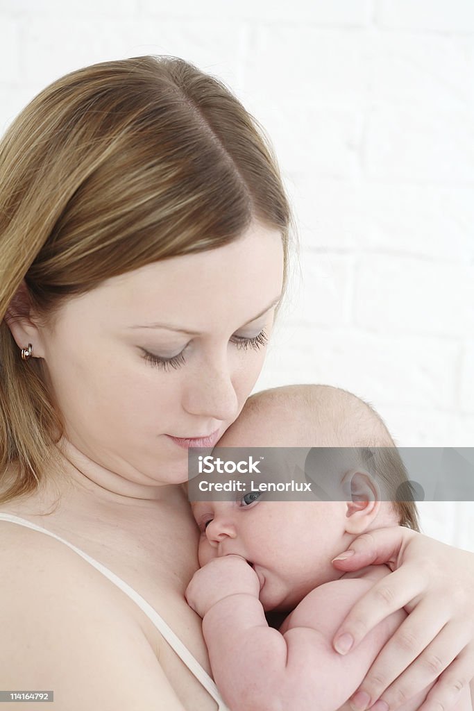 Junge Mutter hält auf Händen der Brust des Babys - Lizenzfrei 0-11 Monate Stock-Foto