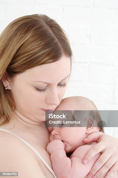 Junge Mutter Hält Auf Händen Der Brust Des Babys Stockfoto und mehr Bilder von 0-11 Monate - 0-11 Monate, Alleinerzieherin, Baby