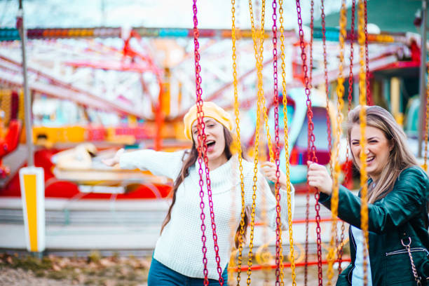 dwóch przyjaciół w parku rozrywki - ferris wheel luna park amusement park carnival zdjęcia i obrazy z banku zdjęć