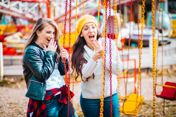 dwóch przyjaciół w parku rozrywki - ferris wheel luna park amusement park carnival zdjęcia i obrazy z banku zdjęć