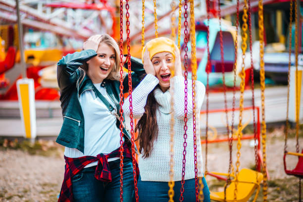 두 친구에서 놀이 공원 - ferris wheel luna park amusement park carnival 뉴스 사진 이미지