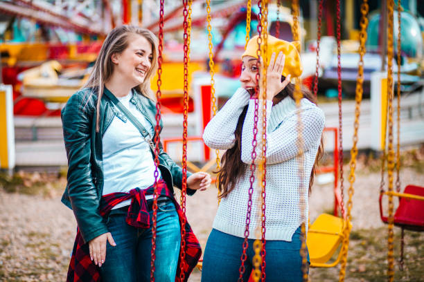 dwóch przyjaciół w parku rozrywki - ferris wheel luna park amusement park carnival zdjęcia i obrazy z banku zdjęć