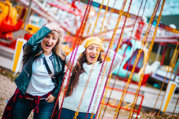 dwóch przyjaciół w parku rozrywki - ferris wheel luna park amusement park carnival zdjęcia i obrazy z banku zdjęć
