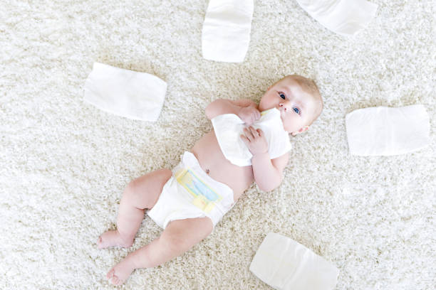 mignon bébé nouveau-né adorable de 3 papillons avec des couches. hapy minuscule petite fille ou garçon regardant la caméra. corps et peau secs et sains pour le concept d’enfants. pépinière de bébé. - baby beauty beautiful the human body photos et images de collection