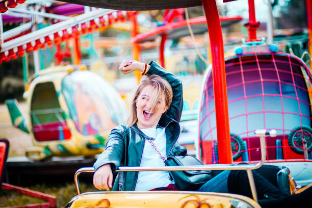 젊은 여자 재미 - ferris wheel luna park amusement park carnival 뉴스 사진 이미지