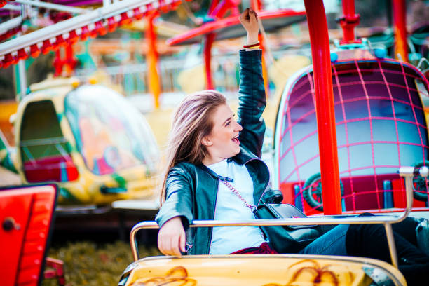 젊은 여자 재미 - ferris wheel luna park amusement park carnival 뉴스 사진 이미지