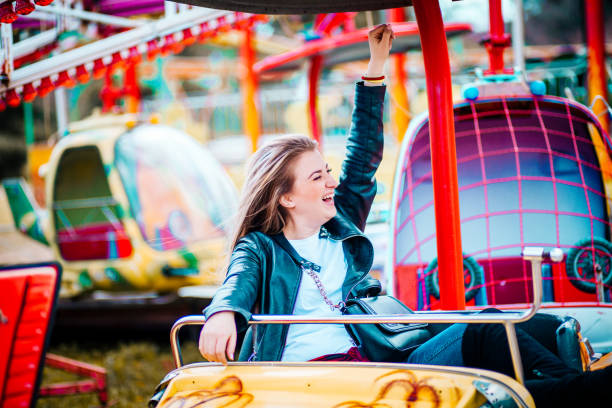 młoda kobieta zabawy - ferris wheel luna park amusement park carnival zdjęcia i obrazy z banku zdjęć