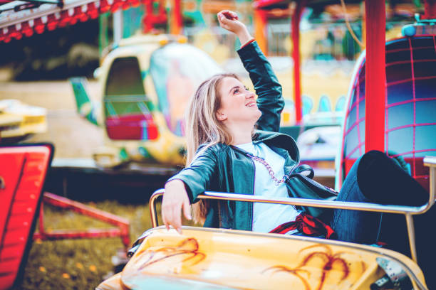 젊은 여자 재미 - ferris wheel luna park amusement park carnival 뉴스 사진 이미지