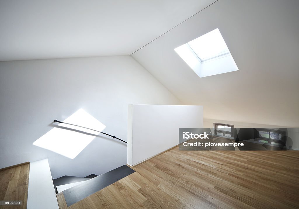 Vista do quarto sob o telhado - Foto de stock de Apartamento Tipo Loft royalty-free