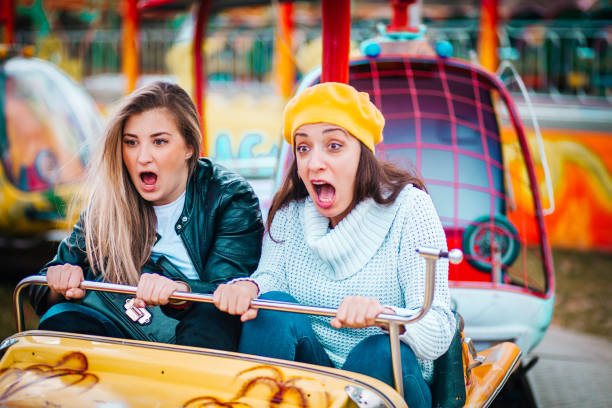 遊園地で2人の友人 - ferris wheel luna park amusement park carnival ストックフォトと画像