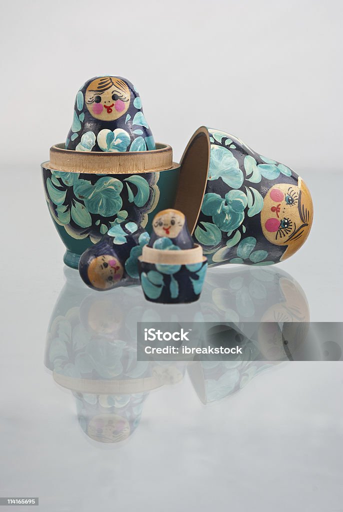 russian nesting Puppen (Babuschka-Kopftuch) Hälfte geöffnet - Lizenzfrei Babuschka-Kopftuch Stock-Foto