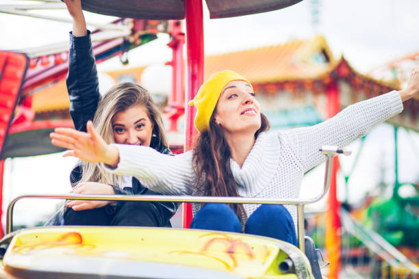 遊園地で2人の友人 - ferris wheel luna park amusement park carnival ストックフォトと画像