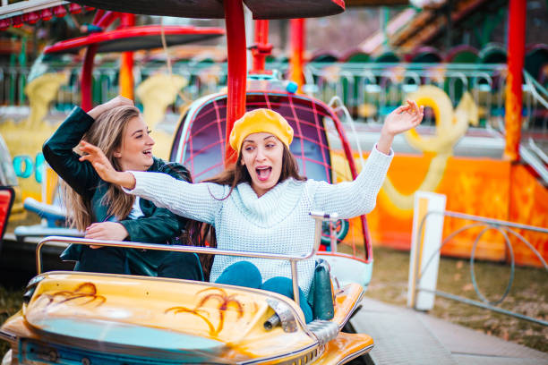 두 친구에서 놀이 공원 - ferris wheel luna park amusement park carnival 뉴스 사진 이미지