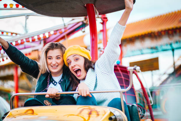 遊園地で2人の友人 - ferris wheel luna park amusement park carnival ストックフォトと画像