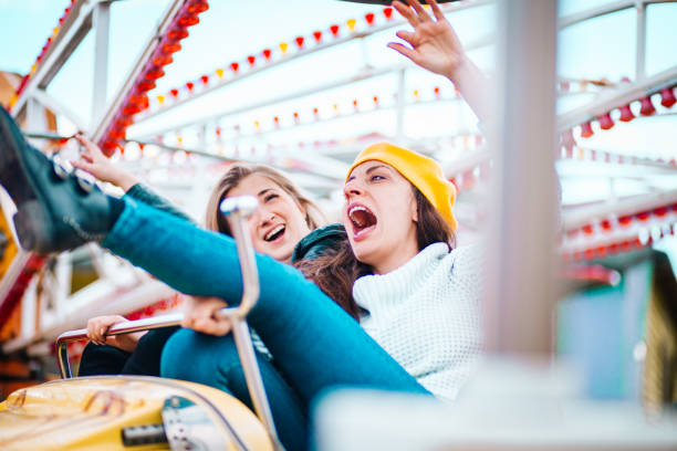 dwóch przyjaciół w parku rozrywki - ferris wheel luna park amusement park carnival zdjęcia i obrazy z banku zdjęć