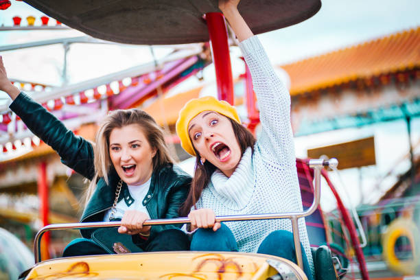 두 친구에서 놀이 공원 - ferris wheel luna park amusement park carnival 뉴스 사진 이미지