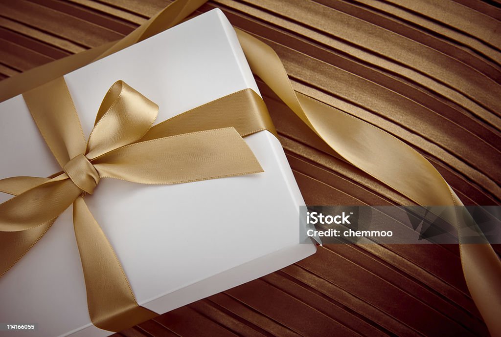 Cena de Natal branco caixa de presente com laço de ouro 2 - Foto de stock de Abstrato royalty-free