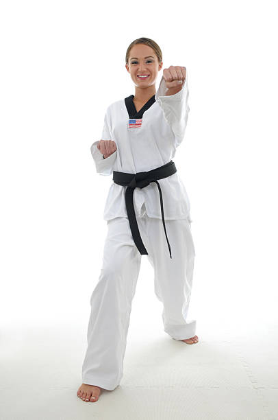 seu objectivo de alcançar - martial arts women tae kwon do black belt - fotografias e filmes do acervo