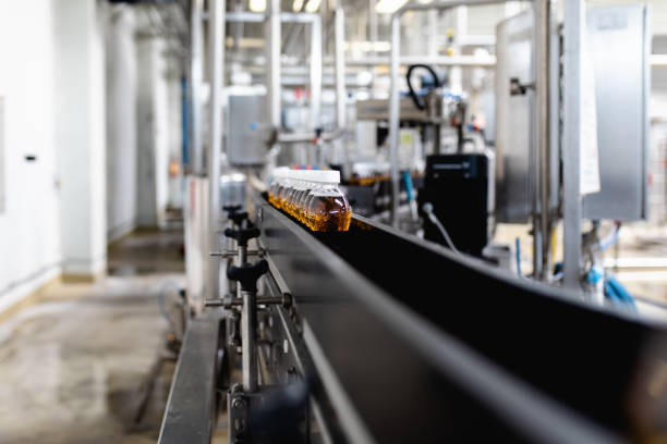 línea de producción para embotellar jugos - bottling plant industry drink food processing plant fotografías e imágenes de stock