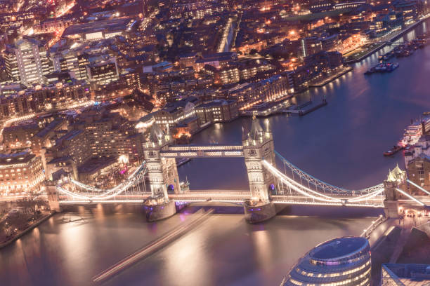 londyn, wielka brytania - 13 marca 2019: widok na londyn z iconic tower bridge z the shard, podczas zachodu słońca z pięknym niebem i kolorami miasta. - london england thames river sky tower zdjęcia i obrazy z banku zdjęć