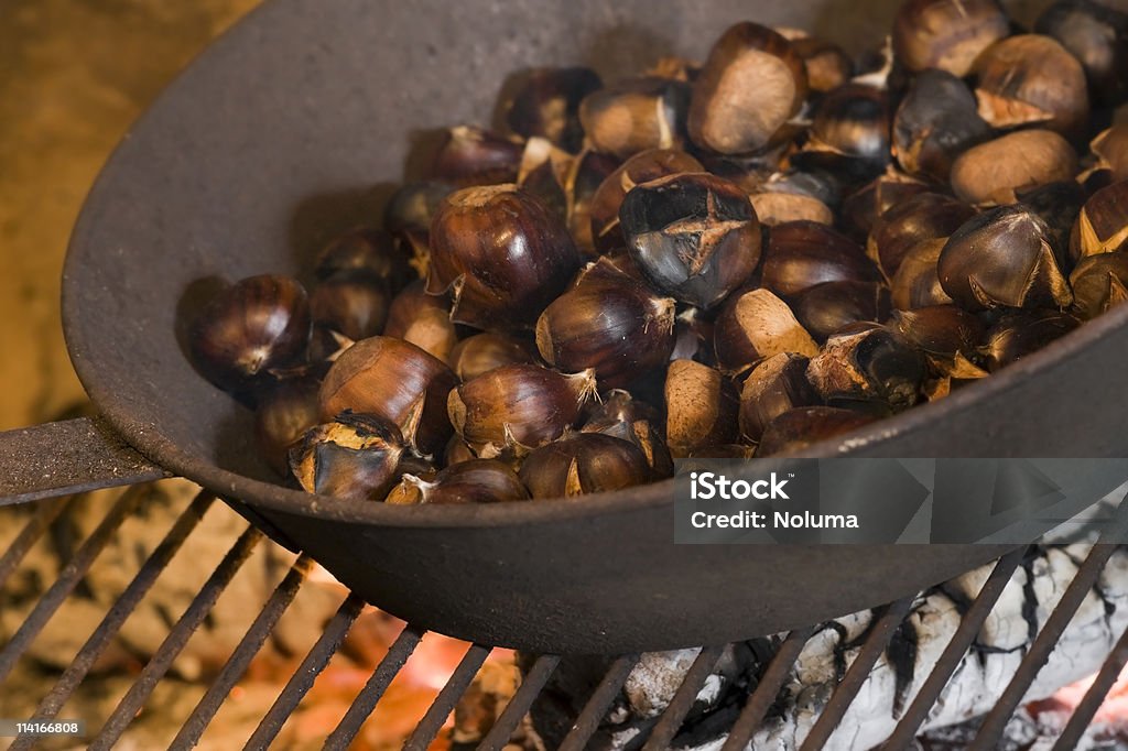 roasting chestnuts - Стоковые фото Запечёный роялти-фри