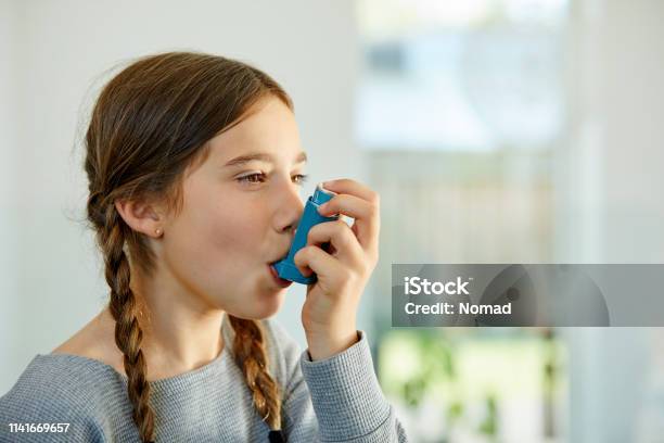Nahaufnahme Des Mädchens Mit Asthmainhalator Zu Hause Stockfoto und mehr Bilder von Asthmatisch