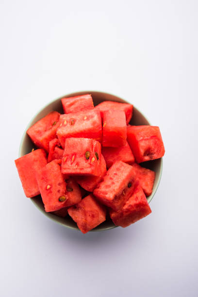 wassermelone/tarbooj-fruchtwürfel-scheiben in einer schüssel serviert. selektive fokussierung - watermelon fruit summer portion stock-fotos und bilder