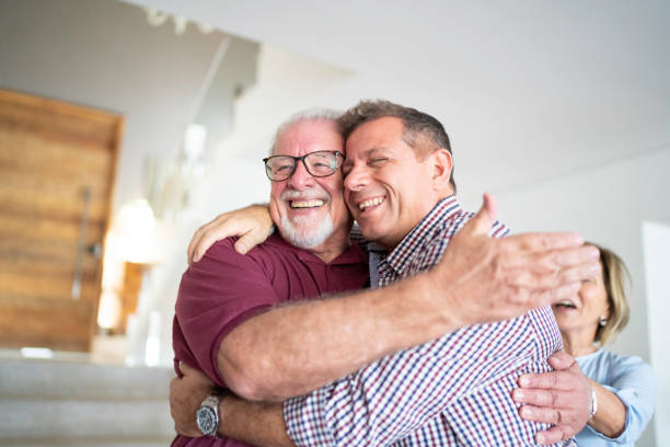 hijo y padre abrazando - home interior arrival father family fotografías e imágenes de stock