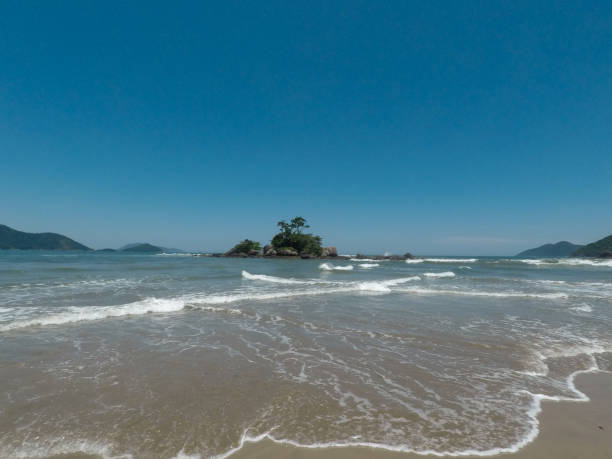 컬 리 비치의 작은 섬 - seascape moody sky clear sky southeastern region 뉴스 사진 이미지