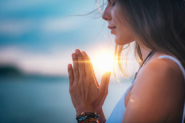 meditando. preghiera delle mani femminili ravvicinate - light relaxation blue lake foto e immagini stock