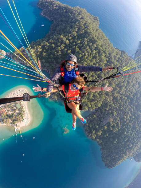 tandem springen im gleitschirmfliegen. - skydiving air aerial view vertical stock-fotos und bilder