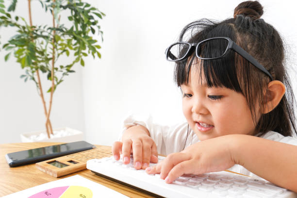 istock Little Business Woman desk work 1141691325