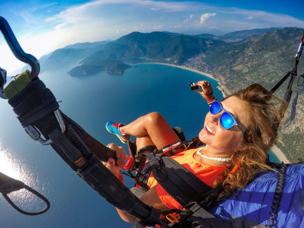 yamaç paraşütü içinde tandem sıçrama. - parasailing stok fotoğraflar ve resimler