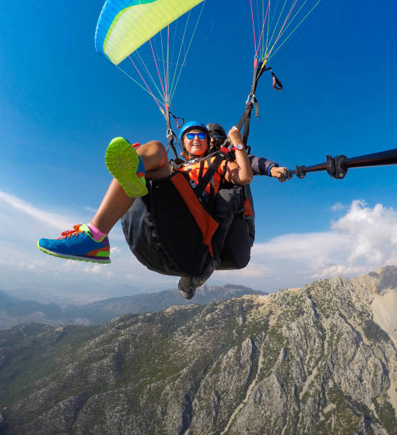 tandem springen im gleitschirmfliegen. - skydiving air aerial view vertical stock-fotos und bilder