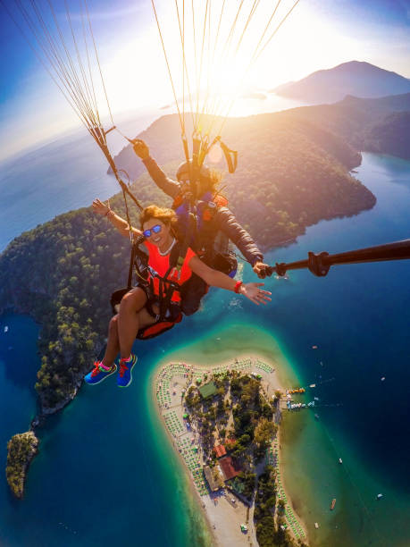 saut en tandem en parapente. - skydiving air aerial view vertical photos et images de collection