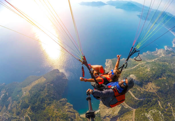 패러글라이딩에 탠덤 점프. - skydiving tandem parachute parachuting 뉴스 사진 이미지