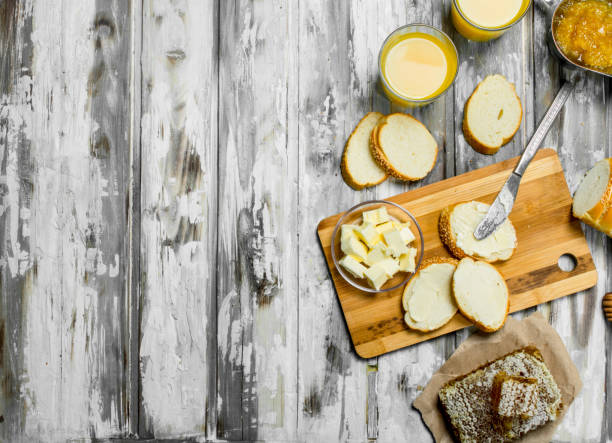 Fresh bread with butter and orange juice .