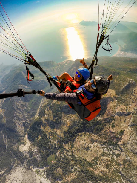 saut en tandem en parapente. - skydiving air aerial view vertical photos et images de collection