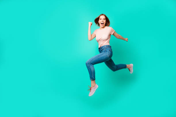 Full length side profile body size photo beautiful amazing her she lady flight jump high little prices rush hurry black friday wear casual jeans denim pastel t-shirt isolated teal turquoise background. longitud completa del perfil del cuerpo del tamaño de la foto hermosa increíble ella ella dama de vuelo salto de alto poco los precios prisa prisa negro viernes desgaste casual jeans denim pastel camiseta aislada de fondo turquesa del teal